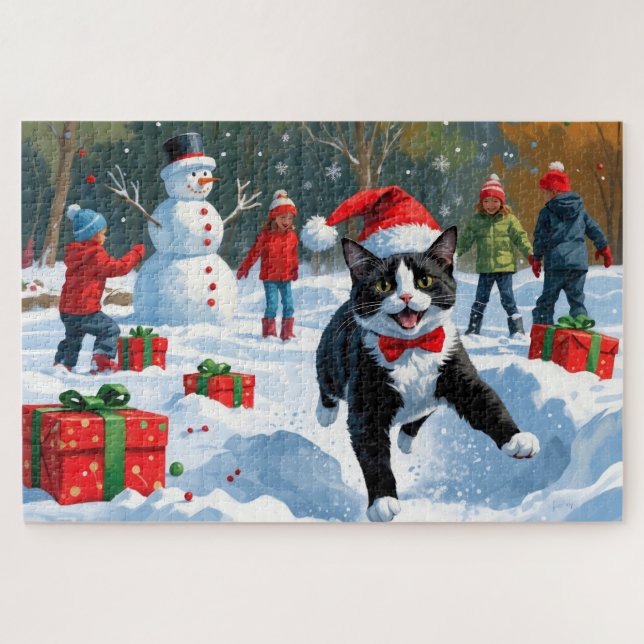 Tuxedo Katze läuft im Schnee mit Weihnachtsmütze (Horizontal)