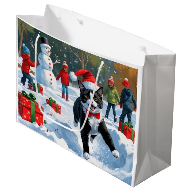 Tuxedo Katze läuft im Schnee mit Weihnachtsmütze Große Geschenktüte (Vorderseite Schrägansicht)