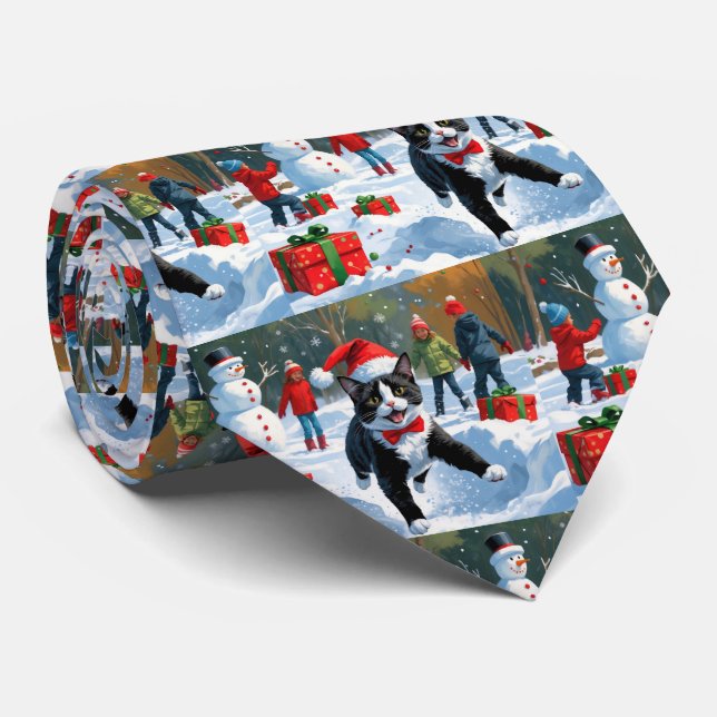 Tuxedo Katze läuft im Schnee mit Weihnachtsmütze Krawatte (Gerollt)