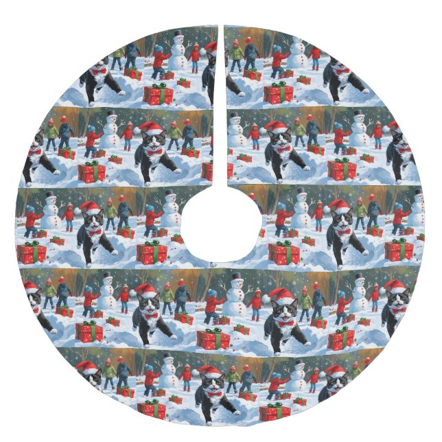 Tuxedo Katze läuft im Schnee mit Weihnachtsmütze Polyester Weihnachtsbaumdecke (Vorderseite)