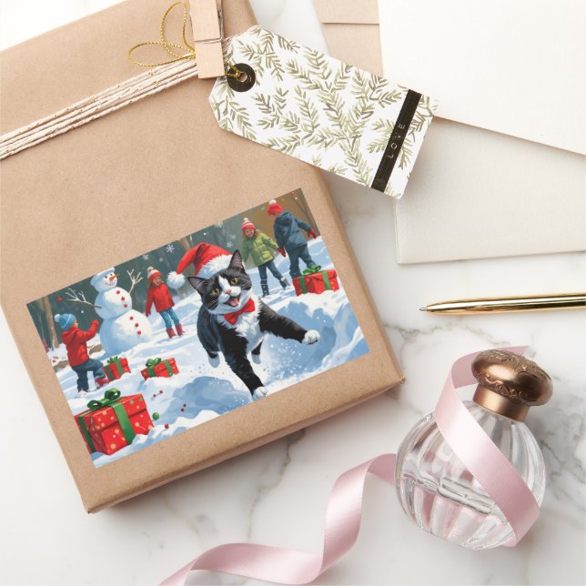 Tuxedo Katze läuft im Schnee mit Weihnachtsmütze Rechteckiger Aufkleber (Schenken)