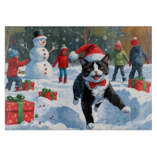 Tuxedo Katze läuft im Schnee mit Weihnachtsmütze Schneidebrett