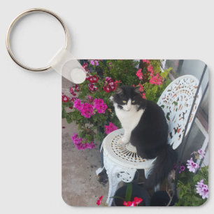 Tuxedo-Katze Niedlich mit hübschen Blumen Schwarze Schlüsselanhänger