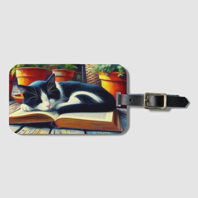 Tuxedo Katze Schlafen auf einem Buchgarten Malerei Gepäckanhänger (Vorderseite (Horizontal))