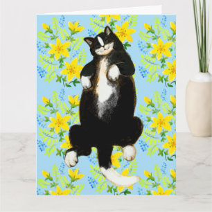 Tuxedo-Katze schlafend auf Blumenbett Karte