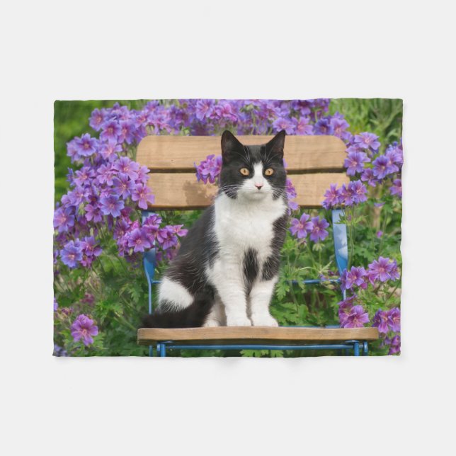 Tuxedo Katze sitzt auf einem Gartenstuhl mit Blume Fleecedecke (Vorderseite (Horizontal))