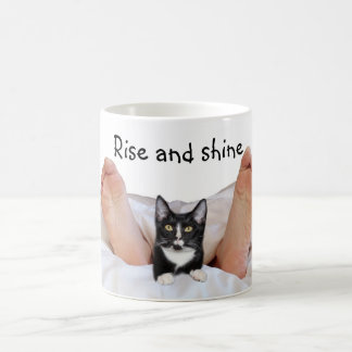 Tuxedo Kitty mit Besitzer Kaffeetasse