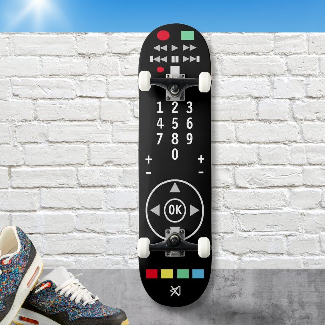 TV Remote Kontrolle Schwarz Moderne Stilvolle Cool Skateboard (A cool skateboard in the style of a TV remote control)