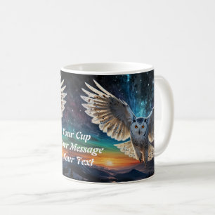 Twilight Sentinel: Eule im Flug bei Sonnenuntergan Kaffeetasse