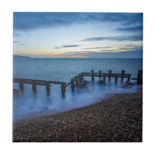 Twilight Sky Over Shoreline and Breakwater Fliese