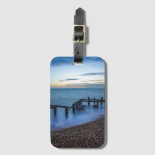 Twilight Sky Over Shoreline and Breakwater Gepäckanhänger