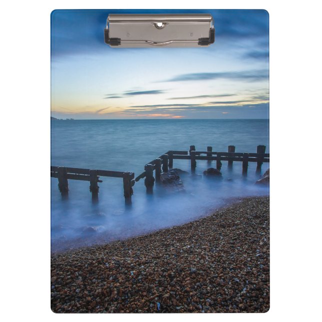 Twilight Sky Over Shoreline and Breakwater Klemmbrett (Vorderseite)