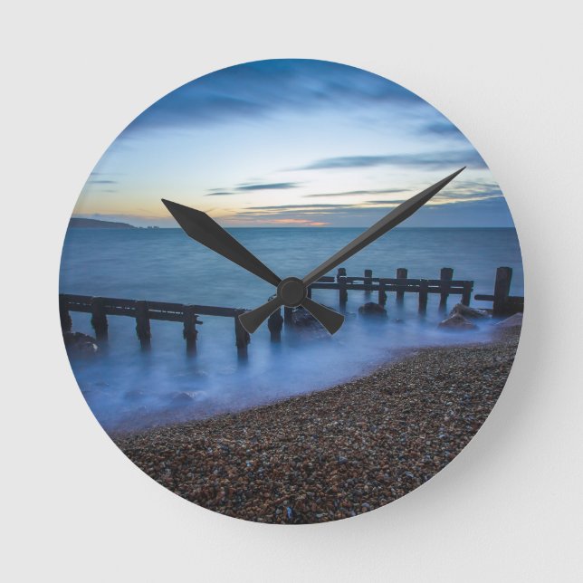 Twilight Sky Over Shoreline and Breakwater Runde Wanduhr (Vorderseite)