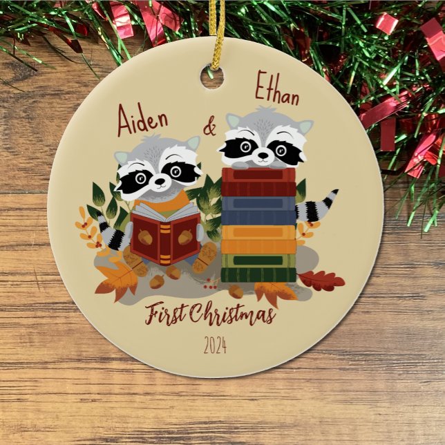 Twin Baby Raccoons Erste Weihnachtsfeier Keramik Ornament (Cute first Christmas ornament for twin babies born in the fall .)