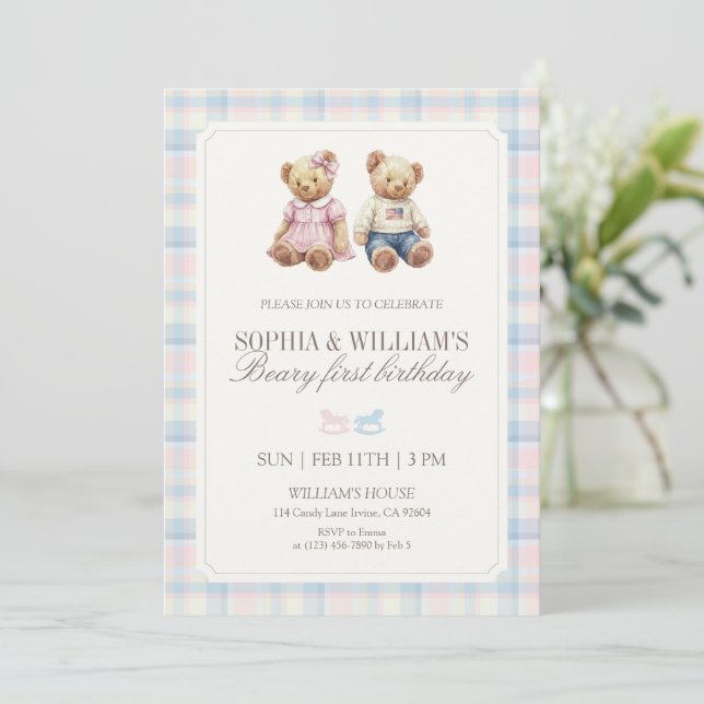 Twin Beary First Birthday Teddy Bear Plaid Einladung (Stehend Vorderseite)