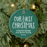 Twin First Christmas grün personalisiertes Baby Fo Keramik Ornament<br><div class="desc">Feiern und feiern Sie mit diesem schlichten, süßen Sake-Foto die ersten Weihnachten Ihrer Zwillinge. Dieses niedliche Ornament mit spielerischem "Unser erstes Weihnachten" auf grünem, gestreiften Hintergrund hat auch Platz für den eigenen Text für die Namen und das Jahr und auch ein Foto auf der Rückseite. Dieser erste Weihnachtsschmuck ist ein...</div>