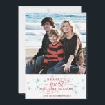 Twinkle Red Script & Blue Stars Holiday Foto Card Feiertagskarte<br><div class="desc">Diese Twinkle Ferienkarte erinnert an die Freude der Saison und ist exklusiv für Zazzle konzipiert. Ideal für einen traditionellen Urlaub ... mit ein bisschen Flair. Rote Glaubensskripte mit kaspischen blauen Funkelakzenten unterstreichen die Stimmung der Saison. Fügen Sie eine Envelopments Holiday Briefmarke aus unserer umfangreichen Portosammlung hinzu, die perfekt zu Ihrem...</div>