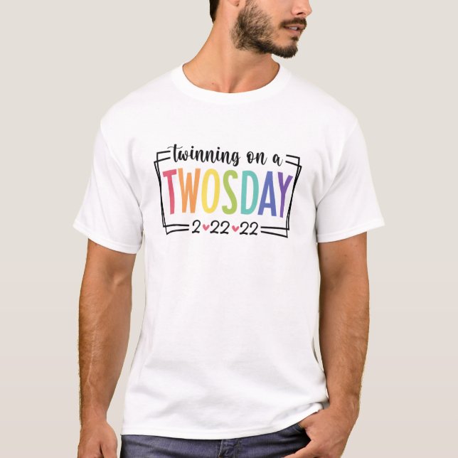 Twinning Twosday Tuesday February 22Nd 2022 Twinni T-Shirt (Vorderseite)