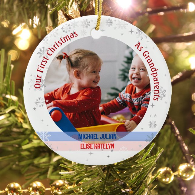 Twins Baby Boy Girl 1. Weihnachten Großeltern Foto Keramik Ornament (Our First Christmas as Greatparents of Twin Boy and Girl. Snowflakes. Cute Swaddled Babies)