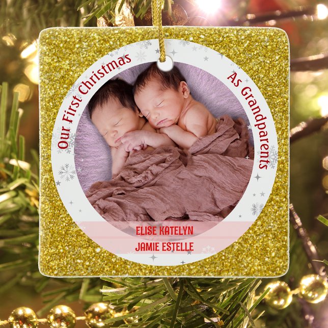 Twins Baby Girls 1. Weihnachten als Großeltern 2 F Keramikornament (Elegant Modern Cute Golden First Christmas as Grandparents Twin Girls Photo Swaddled Babies Glitter)