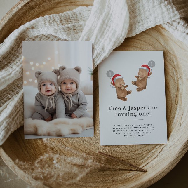 Twins Bear Weihnachtsmannmütze Erster Geburtstag F Einladung (Twins Bear Balloon Santa Hat First Photo Invitation)