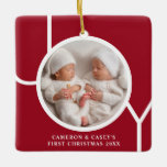 Twins erstes Weihnachts-Custom-Foto Red Keramikornament<br><div class="desc">Der niedliche Sakraleist dieses Zwillings ist ein Weihnachtsschmuck mit dem Wort JOY in weißer Typografie auf einem roten Hintergrund. Einfach mit Foto,  Name und Jahr anpassbar.</div>