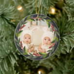 Twins First Christmas Watercolor Wreath Foto Grau Keramik Ornament<br><div class="desc">Halten Sie sich an die erste Weihnachtszeit Ihres Zwillings mit einem Aquarellkranz fest,  der Ihr Lieblingsstift umrahmt.</div>