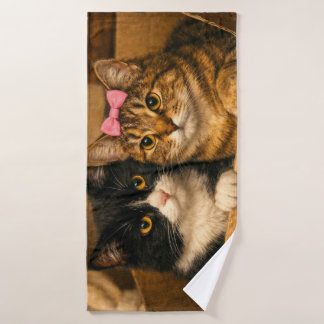 "Two Cats in a Cardboard Box – Cozy Bath Towel Badehandtuch