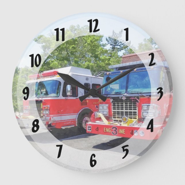 Two Fire Engines in Front of Firehouse Große Wanduhr (Vorderseite)