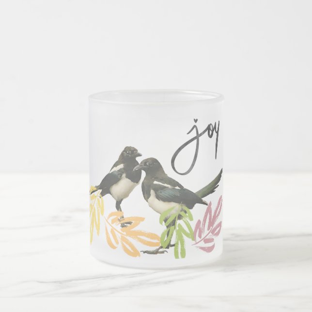 "Two for Joy" Zwei Magpies mit Blumenakzenten Mattglastasse (Mittel)