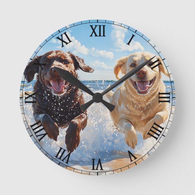 Two Labrador Retrievers on Beach Runde Wanduhr (Vorderseite)