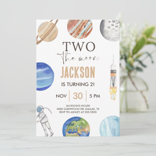 Two The Moon | Modern Space 2nd Birthday Décor Einladung (Stehend Vorderseite)