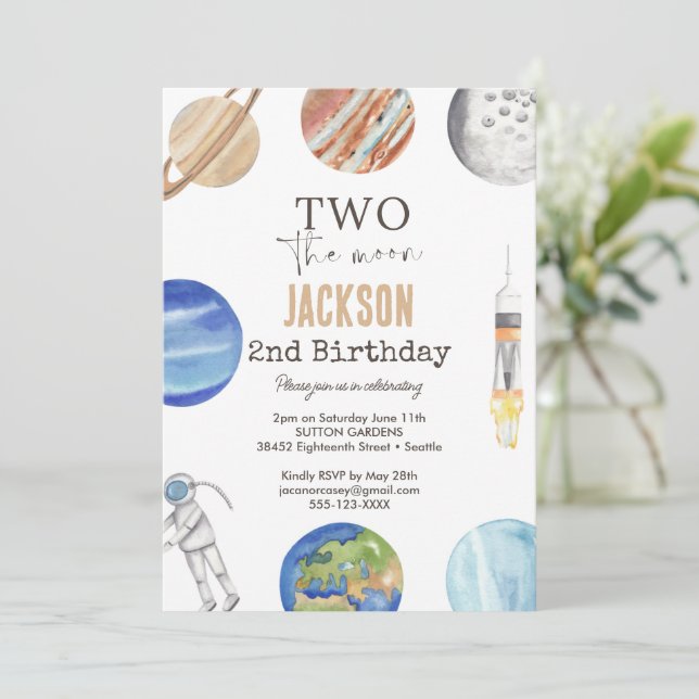 Two The Moon | Modern Space 2nd Birthday Décor Einladung (Stehend Vorderseite)