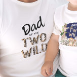 Two Wild, Jungle Safari 2. Geburtstagsvater T-Shirt<br><div class="desc">Feiern Sie den zweiten Geburtstag Ihres Kleinen stilvoll mit dem "Two Wild Safari Themed Birthday Wrapping Paper" von PixelDesigns, das perfekt für Eltern geeignet ist, die eine Touch Abenteuer Liebe haben. Dieser einzigartige T - Shirt der Eltern mit dem spielerischen Slogan "Mama der Zwei Wilden" ergänzt wunderbar die Safariveranstaltungen. Der...</div>
