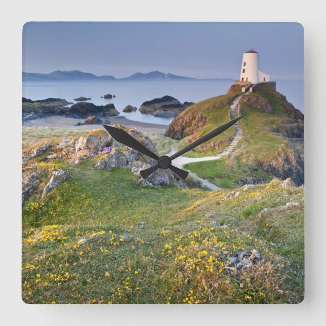Twr Mawr-Leuchtturm auf Llanddwyn Insel Quadratische Wanduhr (Vorderseite)