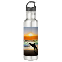 Typ am Strand mit Surfbrett Sonnenuntergang
