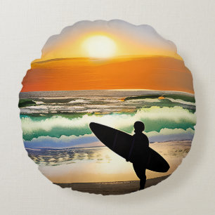Typ am Strand mit Surfbrett Sonnenuntergang Rundes Kissen