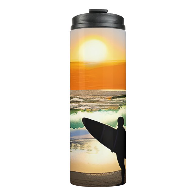Typ am Strand mit Surfbrett Sonnenuntergang Thermosbecher (Vorderseite)