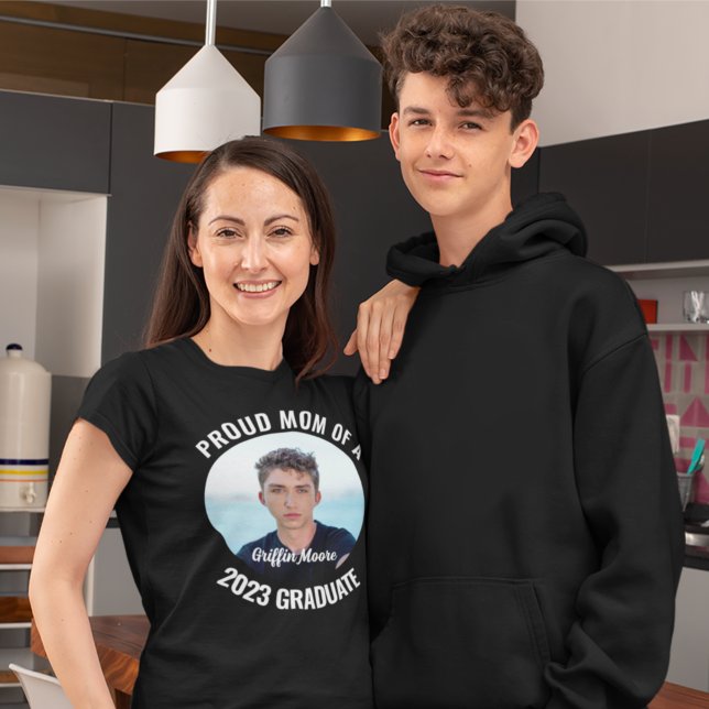 Typ Grad Modernes Foto Graduate Proud Mama T-Shirt (Von Creator hochgeladen)
