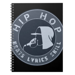 TYP IM HOODIE, DER AUF DEM MIC KLOPFT NOTIZBLOCK