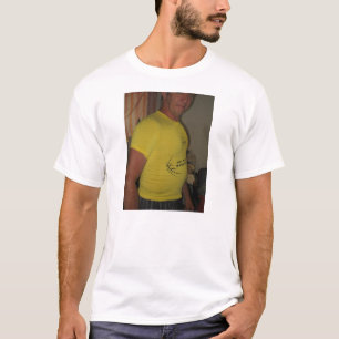 Typ im kleinen Shirt