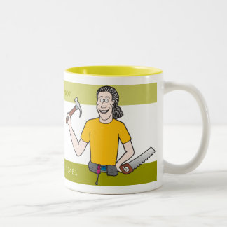 Type avec une tasse de marteau