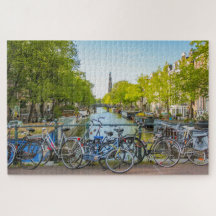 Typische Amsterdamer Szene mit Fahrrädern und Kanä