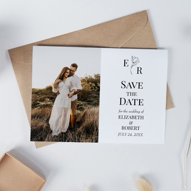 Typische Monogramm-Karte Save the Date für das Fot Einladung (Floral Monogram Custom Photo Save the Date Card on white table with dry wildflowers.)