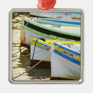 Typische provenzalische Fischerboote, bemalt in Silbernes Ornament