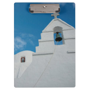 Typische weißgetünchte Kirche Klemmbrett