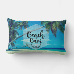 Typografie am Strand mit tropischen Palmen Lendenkissen