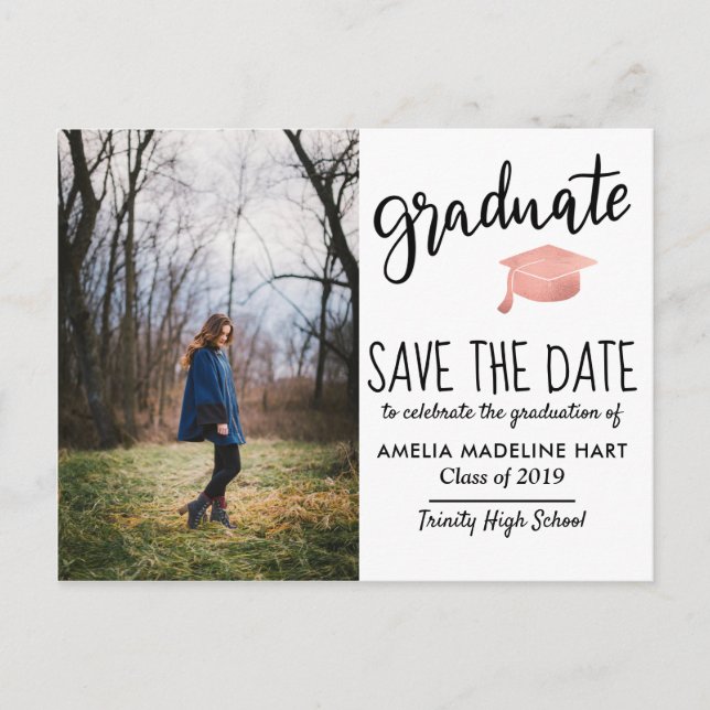 Typografie Graduate Hat | Save the Date Foto Ankündigungspostkarte (Vorderseite)