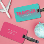 Typografie Moderne Türkisfarben Pink Traveller Tag Gepäckanhänger<br><div class="desc">Lassen Sie sich von allen anderen Gepäckstücken der Gepäckausgabe abheben, mit diesem fett türkisfarbenen und rosa Typografie Gepäckanhänger mit dem Wort "Reisender" mit einem langen Schatten. Personalisieren Sie dieses Tag mit Ihren Informationen und für weitere Optionen, wie zum Beispiel den Schriftart zu ändern und seine Größe klicken Sie auf die...</div>