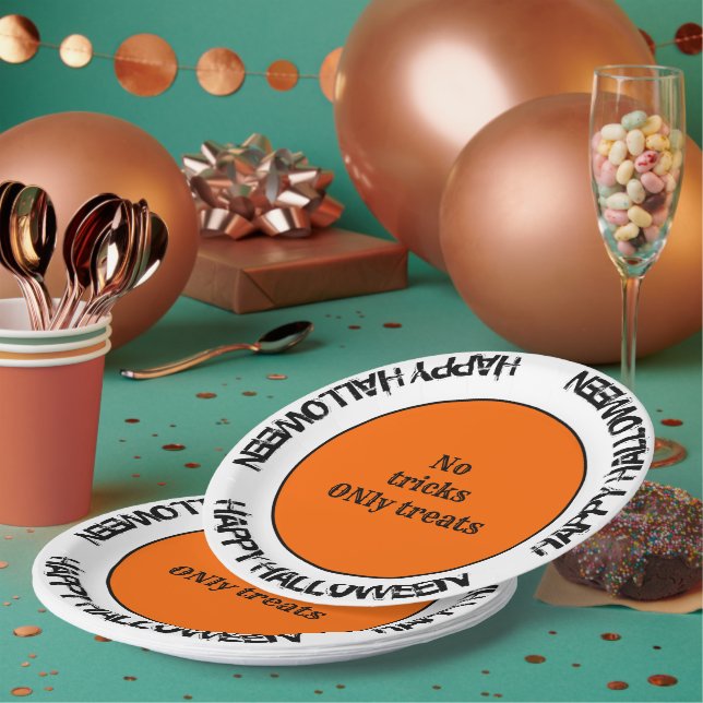 Typografie Orange Black Fall Happy Halloween Party Pappteller (Multi)